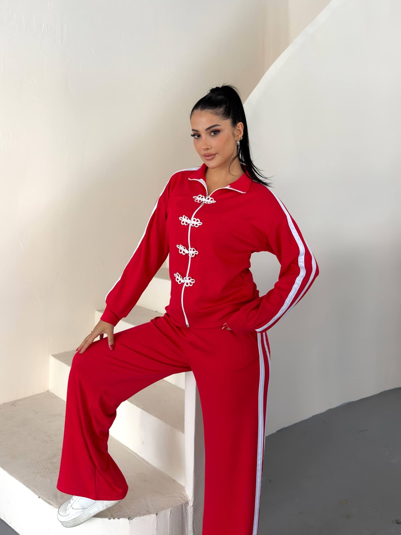 წითელი სპორტული კოსტუმი თეთრი ზოლებით